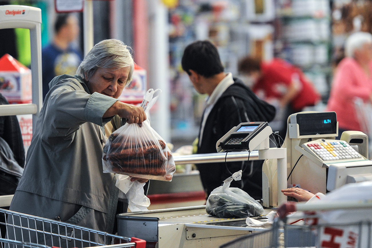 Kupci na kasi u supermarketu „Ašan”. Izvor: Vladimir Astapkovič / RIA Novosti