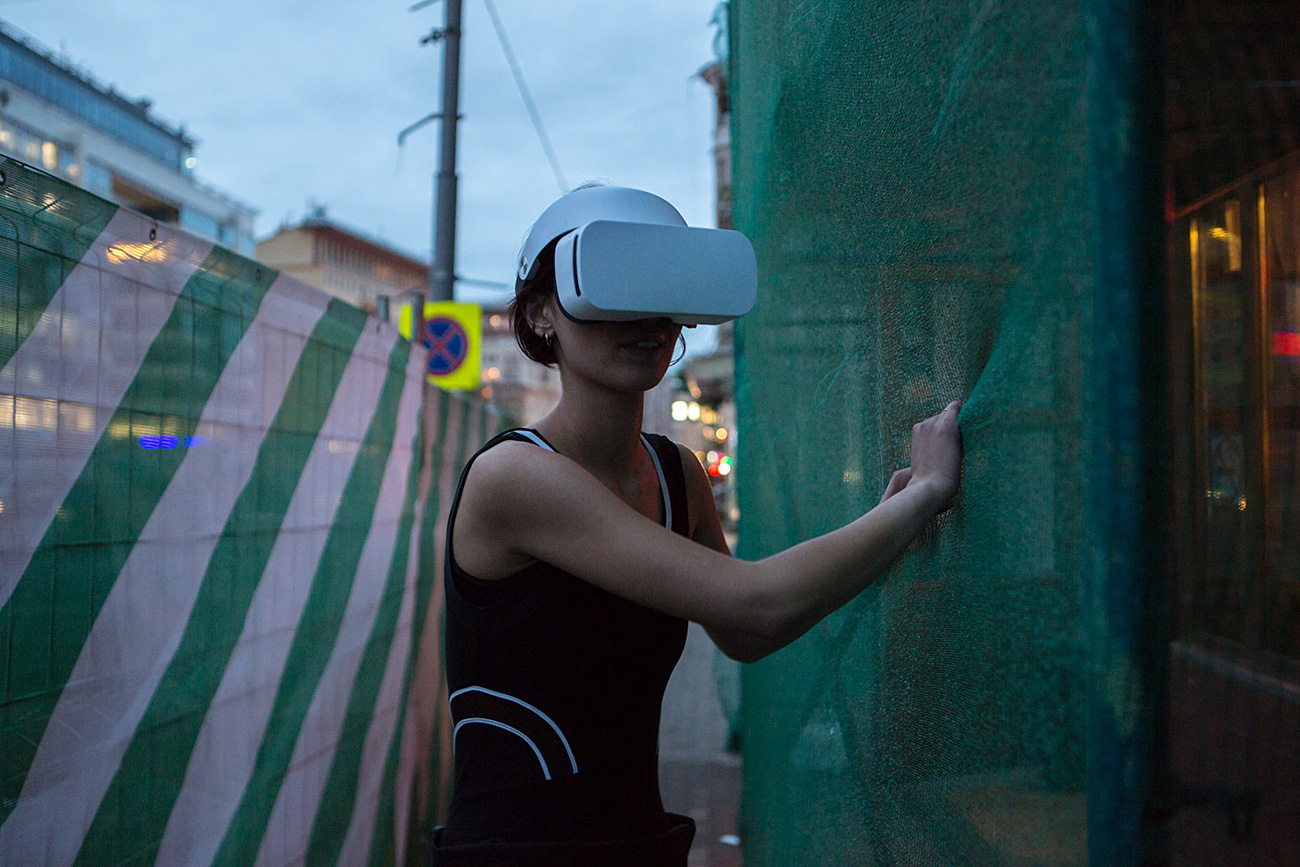 Katrín Nenásheva en las gafas de realidad virtual . Fuente: Natalia Budántseva