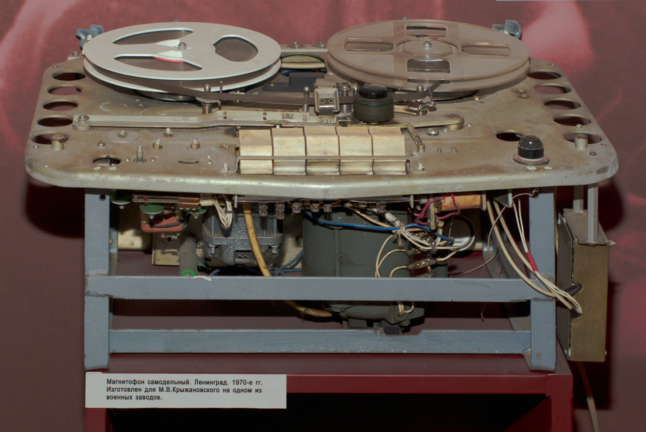 Mesin pita perekam Tembr MAG-59M, tahun 1964. Sumber: Museum Sejarah Politik Negara Rusia