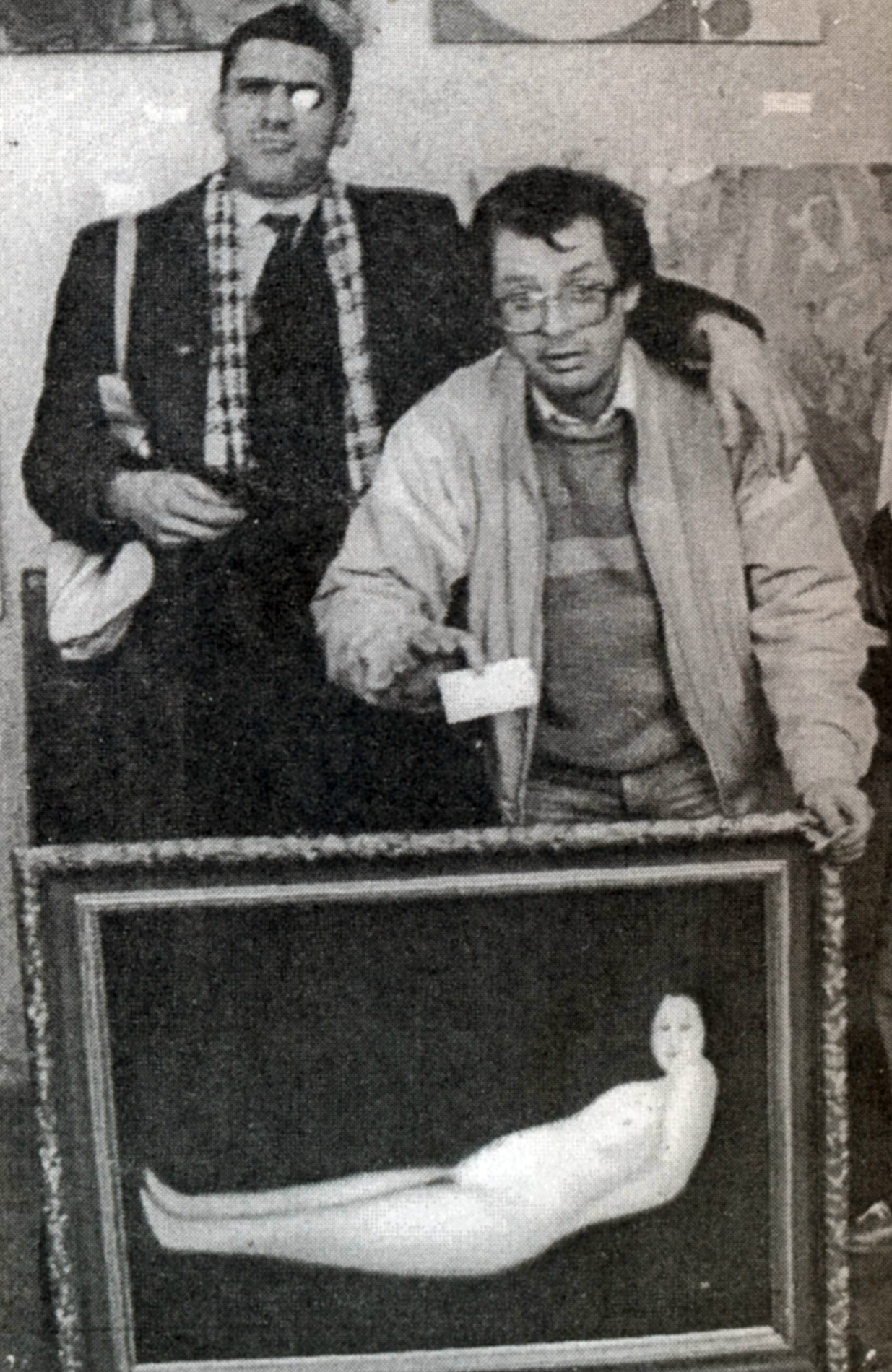 Pelukis Avdey Ter-Oganyan dan Yuri Palaichev dengan karyanya yang berjudul 'New Nude' di Taganrog, 1988. Sumber: Arsip Avdey Ter-Oganyan
