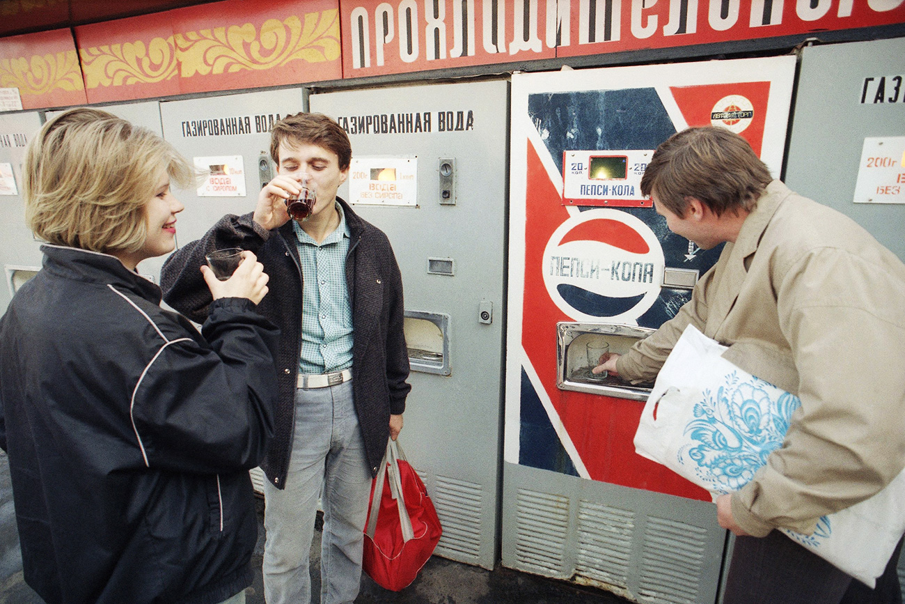 Moscovitas ante una máquina de Pepsi Cola, 1991Fuente: AP