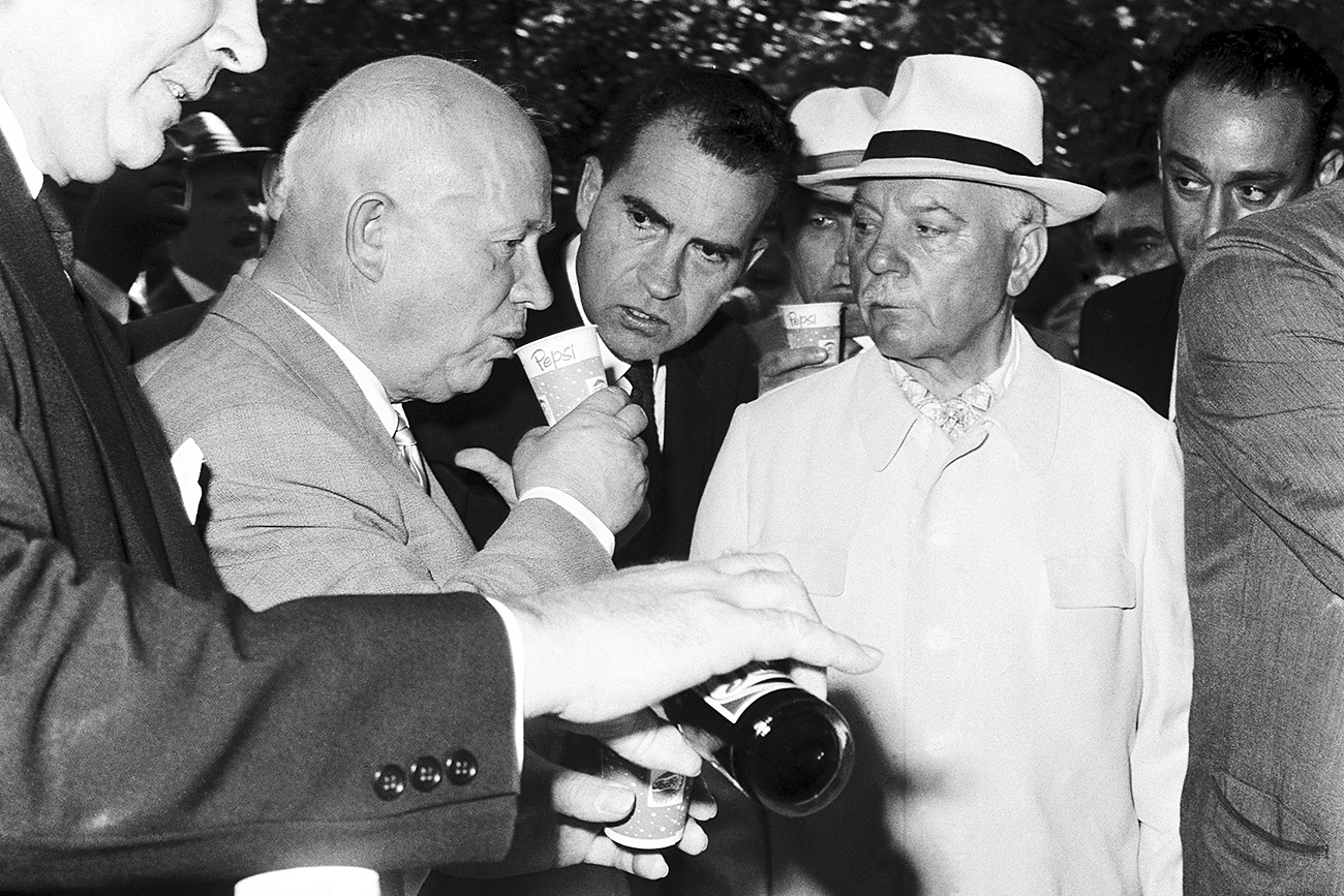 Hruščov prvič v življenju poskuša Pepsi. Vir: Getty Images