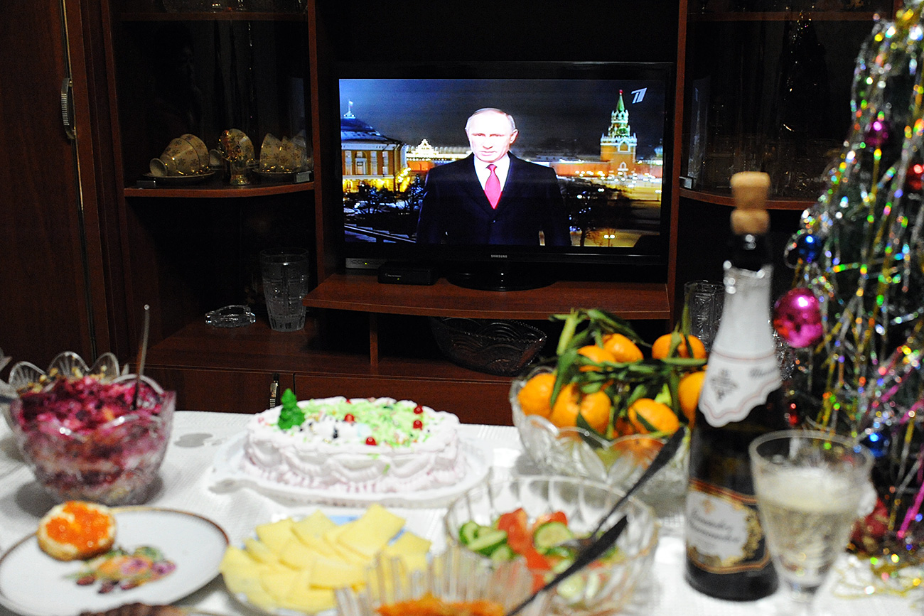 Dekorasi meja makan selama perayaan Tahun Baru. Sumber: Evgeny Yepanchintsev/RIA Novosti