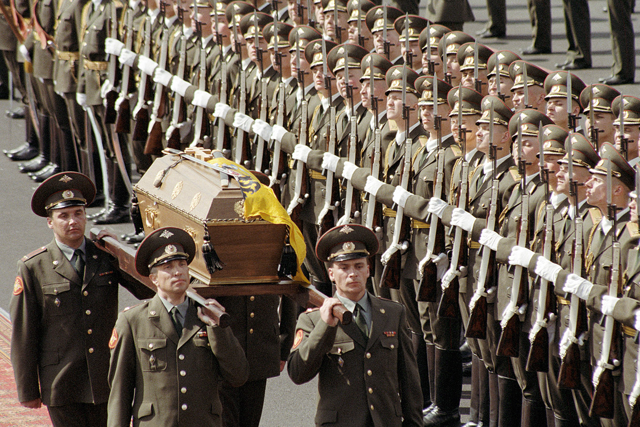 Pogreb posmrtnih ostankov Nikolaja II., članov njegove družine in služabnikov v cerkvi Petropavlovske trdnjave (Sankt Peterburg) / Igor Mihaljov, RIA Novosti