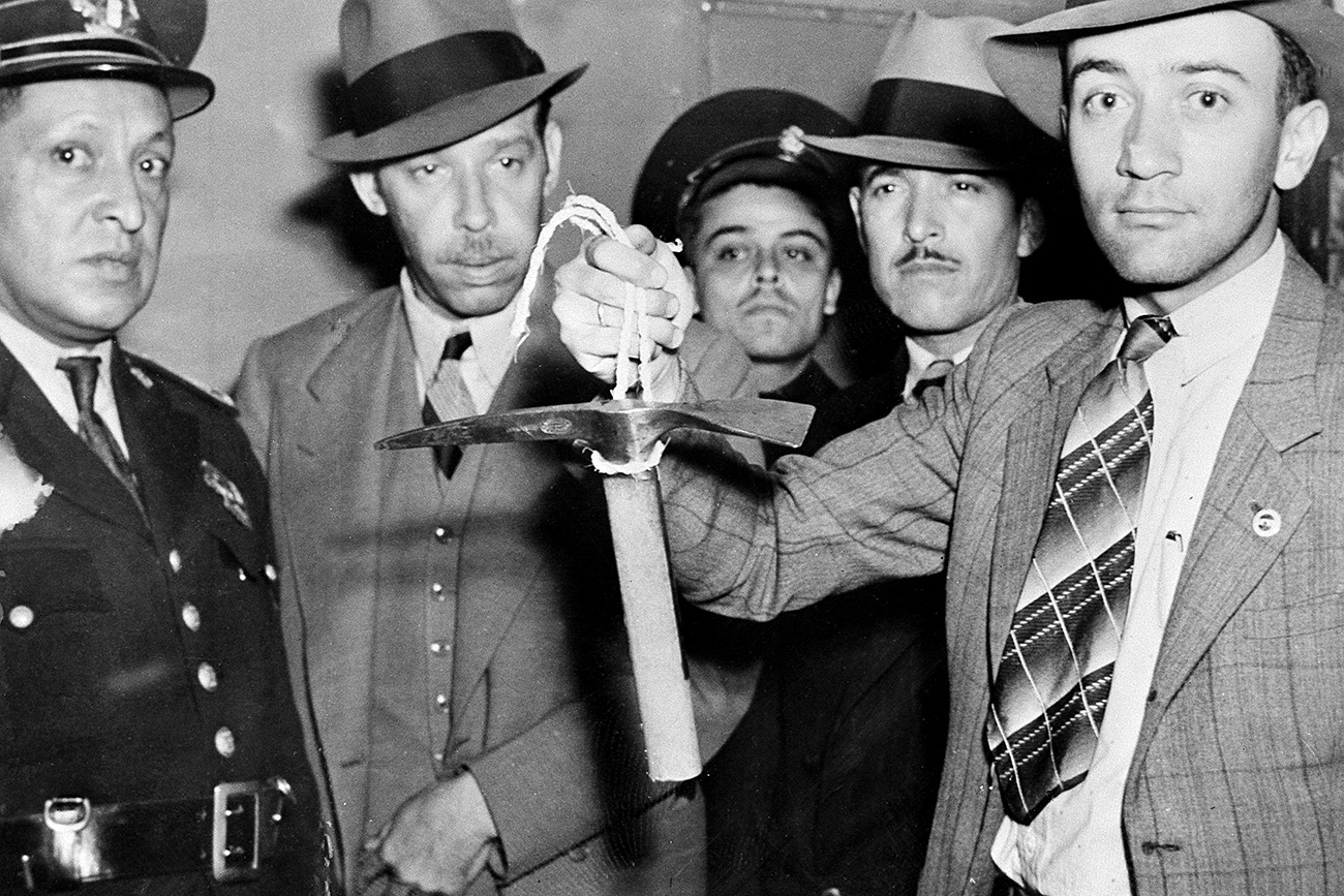 Mehiška policija drži cepin za led, ki ga je Ramón Mercader uporabil 20. avgusta 1940. Mercader, znan tudi kot Jacques Mornard in Frank Jackson, je bil »družinski prijatelj« Trockega. Trocki je pred umorom rekel, da je njegovo smrt naročil Stalin. Vir: AP