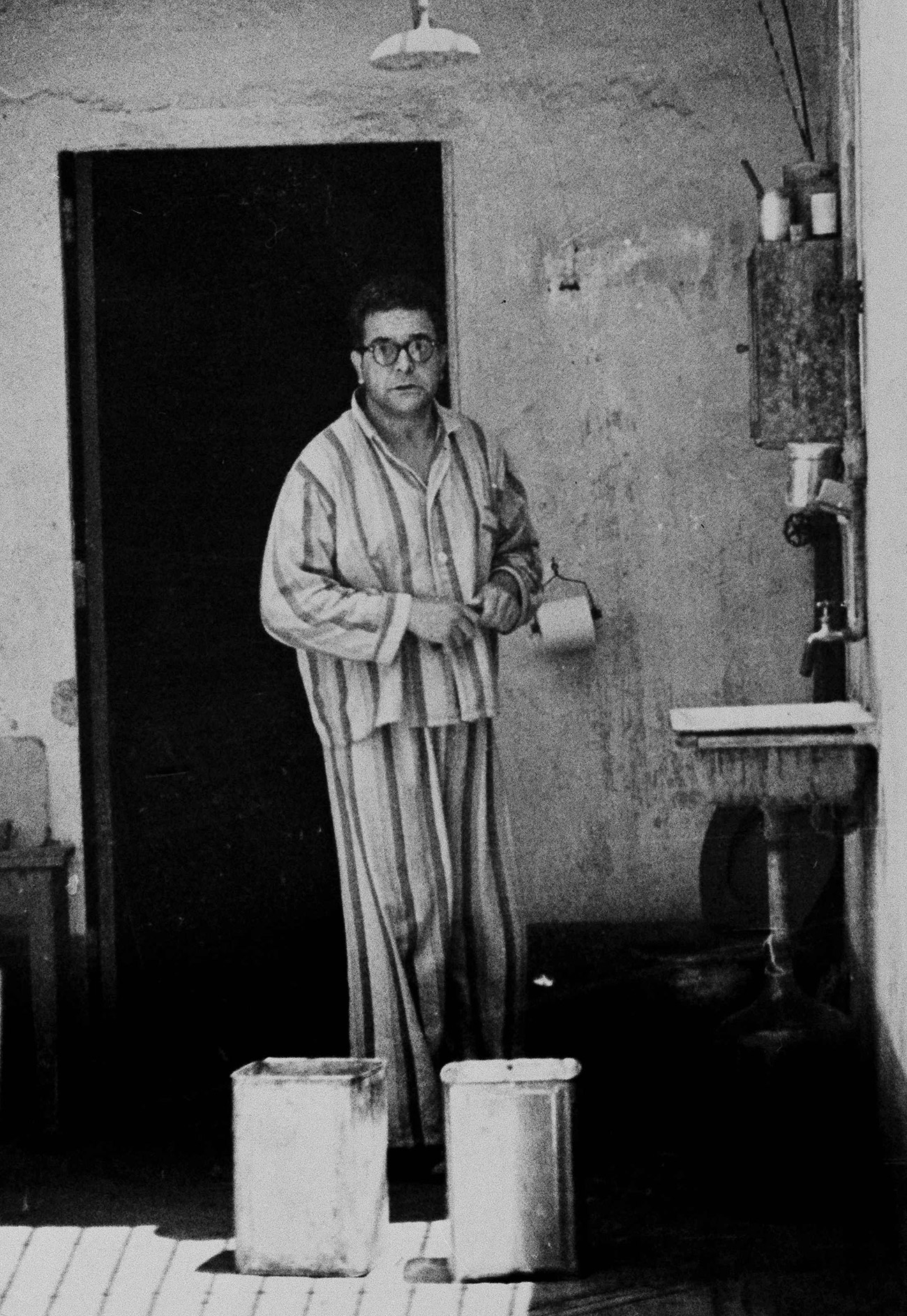 Ramón Mercader v svoji celici, v kateri je prestal deset let in odslužil polovico kazni, 16. julij 1950. Tajni zapornik ni nikoli prostovoljno poziral fotografom, vse odkar je bil obsojen. Preko svojega odvetnika je plačal zasebno celico in ni kazal nikakršnih znakov, da želi zapustiti zapor.