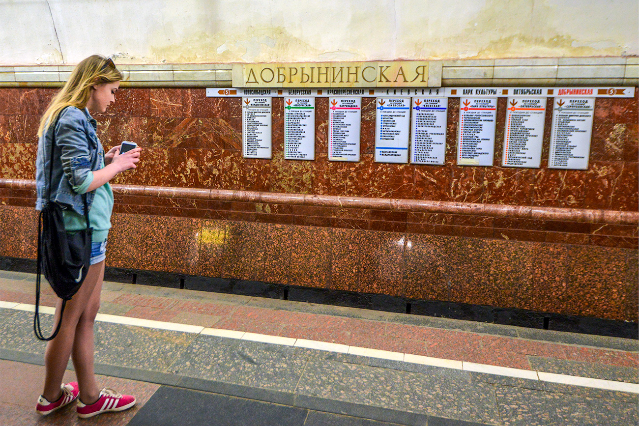 Seorang gadis sedang menunggu metro di Stasiun Dobryninskaya. Sumber: Nikolai Galkin/TASS