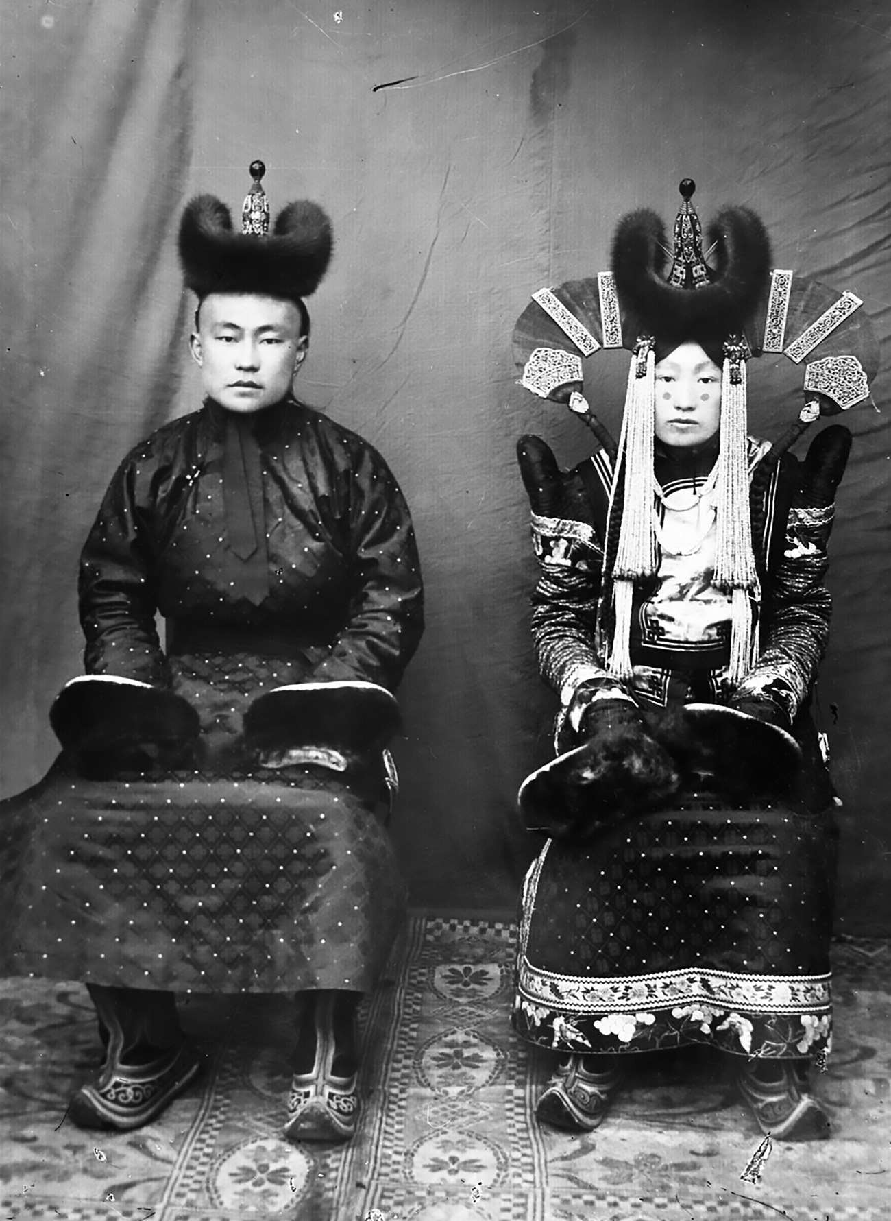 Poročni par v mongolski narodni noši, Mongolija, 1920. Vir: Arhivska fotografija