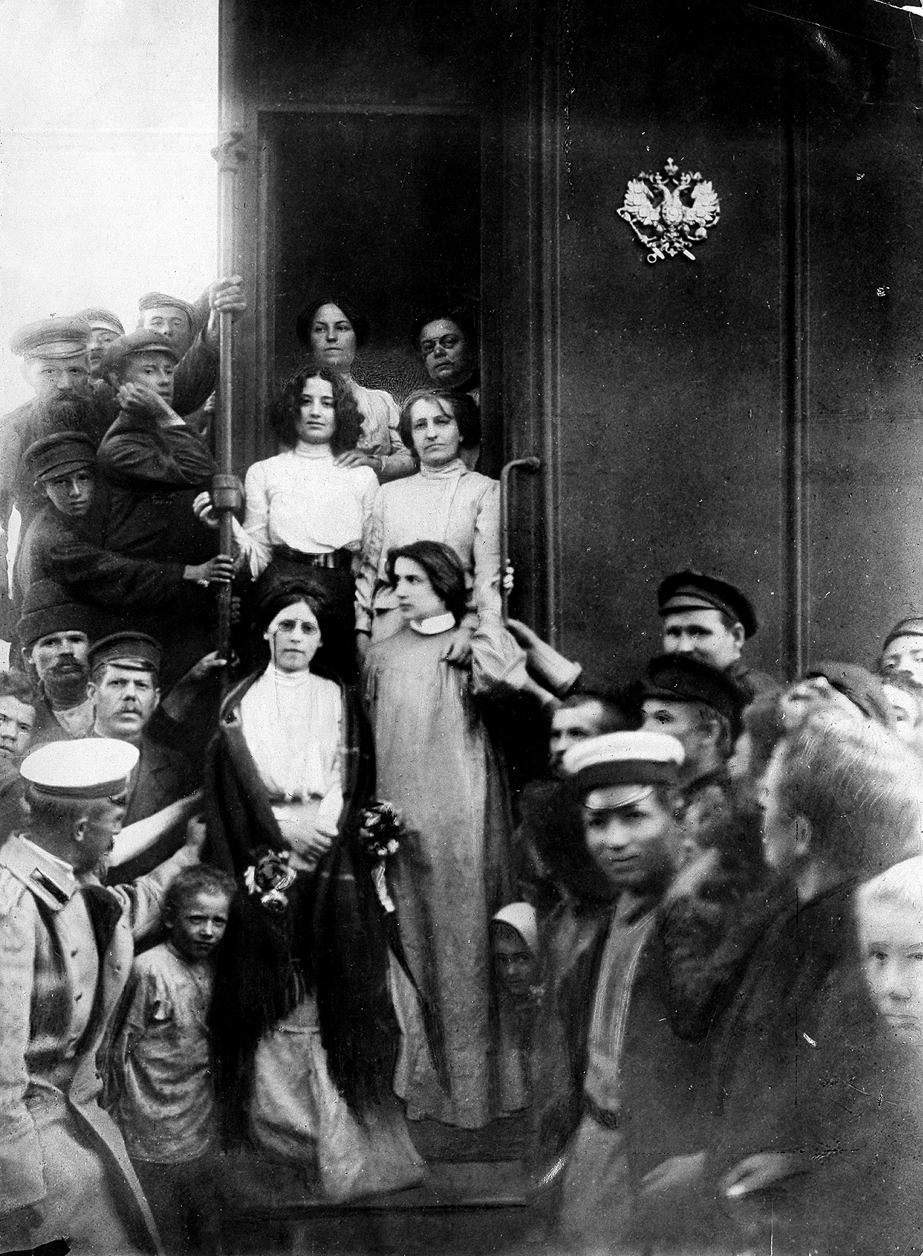 Voditeljica eserov Marija Spiridonova (v sredini z naočniki). Vir: Getty Images