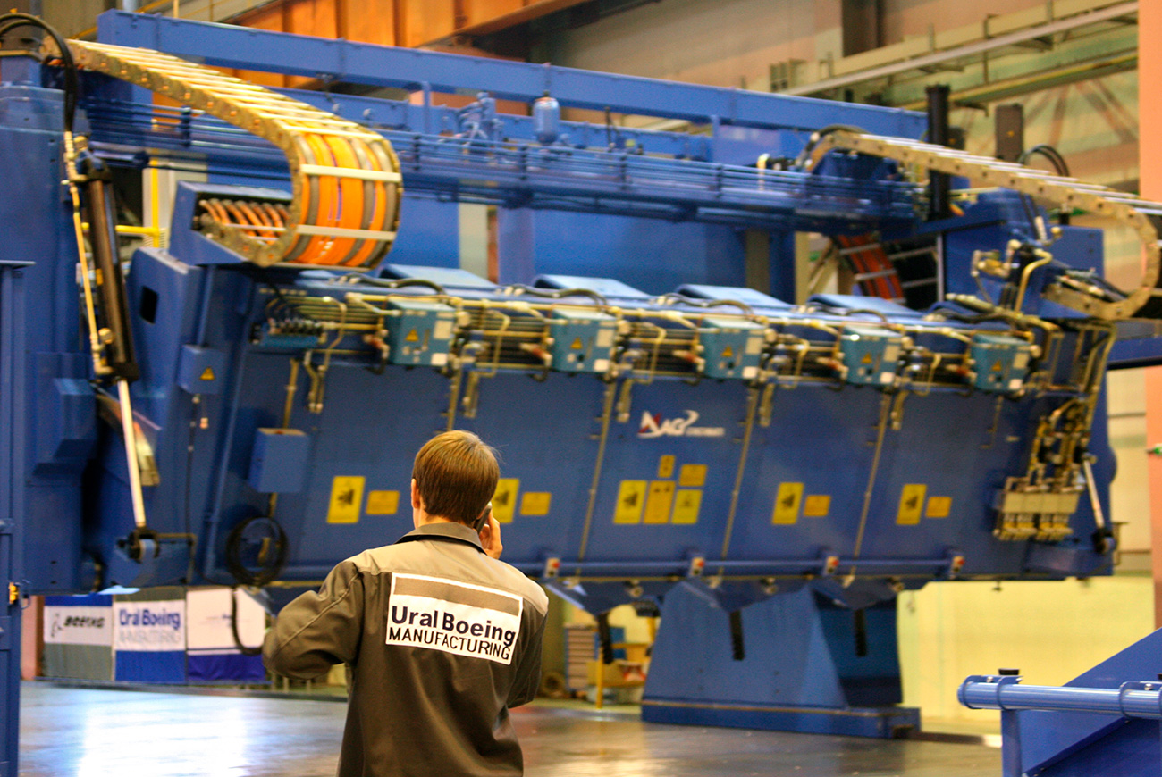Postavljanje opreme u radionici poduzeća Ural Boeing Manufacturing (UBM), zajedničkom pothvatu Boeinga i korporacije VSMPO-Avisma u gradu Verhnjaja Salda u Sverdlovskoj regiji. / Pavel Lisicin / RIA Novosti