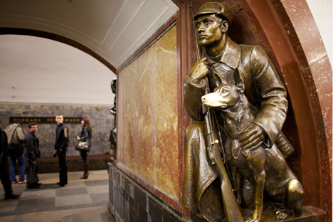 Wisata Keliling Stasiun Metro Moskow, Museum Menakjubkan yang Murah Meriah