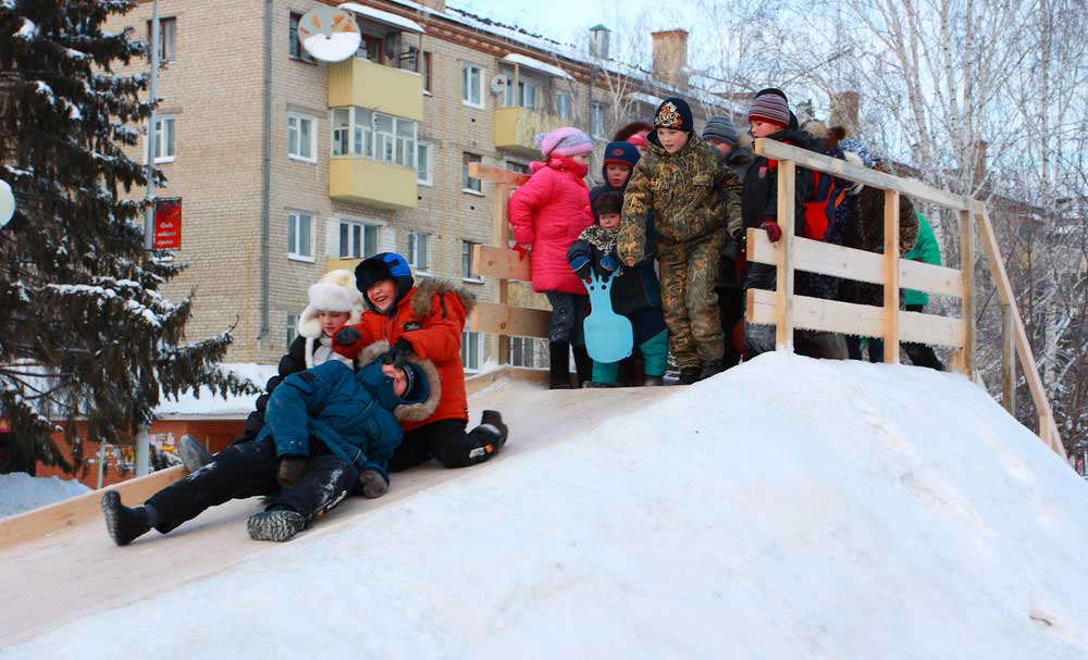 7/21. Деца се зими највише радују санкању на снегу и леду.