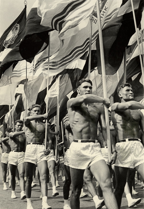 Desfile 1956 // Fue precisamente en este momento cuando el famoso fotógrafo soviético Lev Borodulin decidió dedicar su vida a la fotografía. Su obra estaba influenciada por los clásicos del modernismo soviético: Alexandr Ródchenko, Borís Ignátovich, Arkadi Shailet.