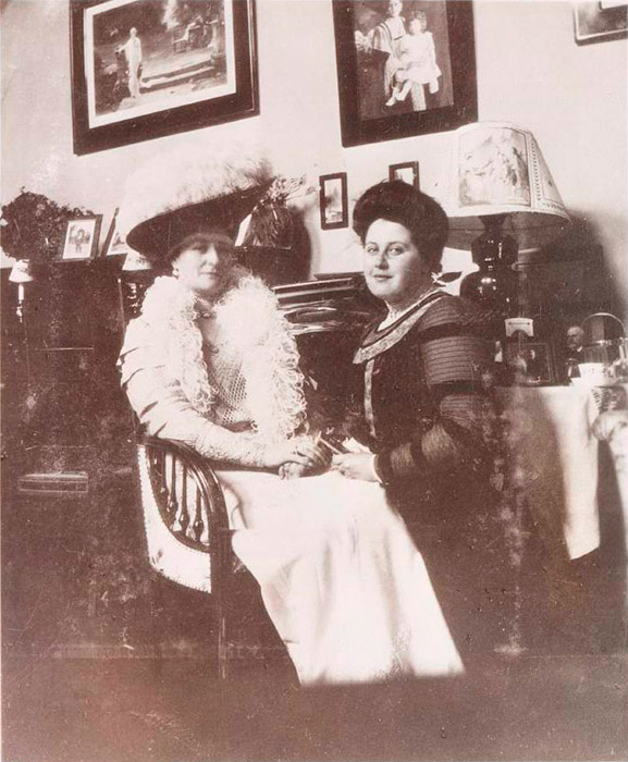 Anna Vyroubova (droite) était la demoiselle d'honneur, la meilleure amie et la confidente de la tsarine Alexandra Fiodorovna Romanova. / Tsarskoïe Selo, Alexandra Fiodorovna et Anna Vyroubova
