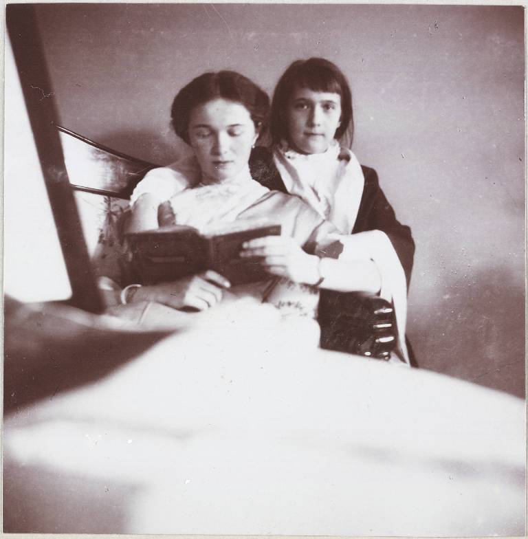 Les enfants, quatre filles et un fils, furent élevés et éduqués ensemble au palais impérial. / La princesse Olga (gauche) fait la lecture à Anastasia