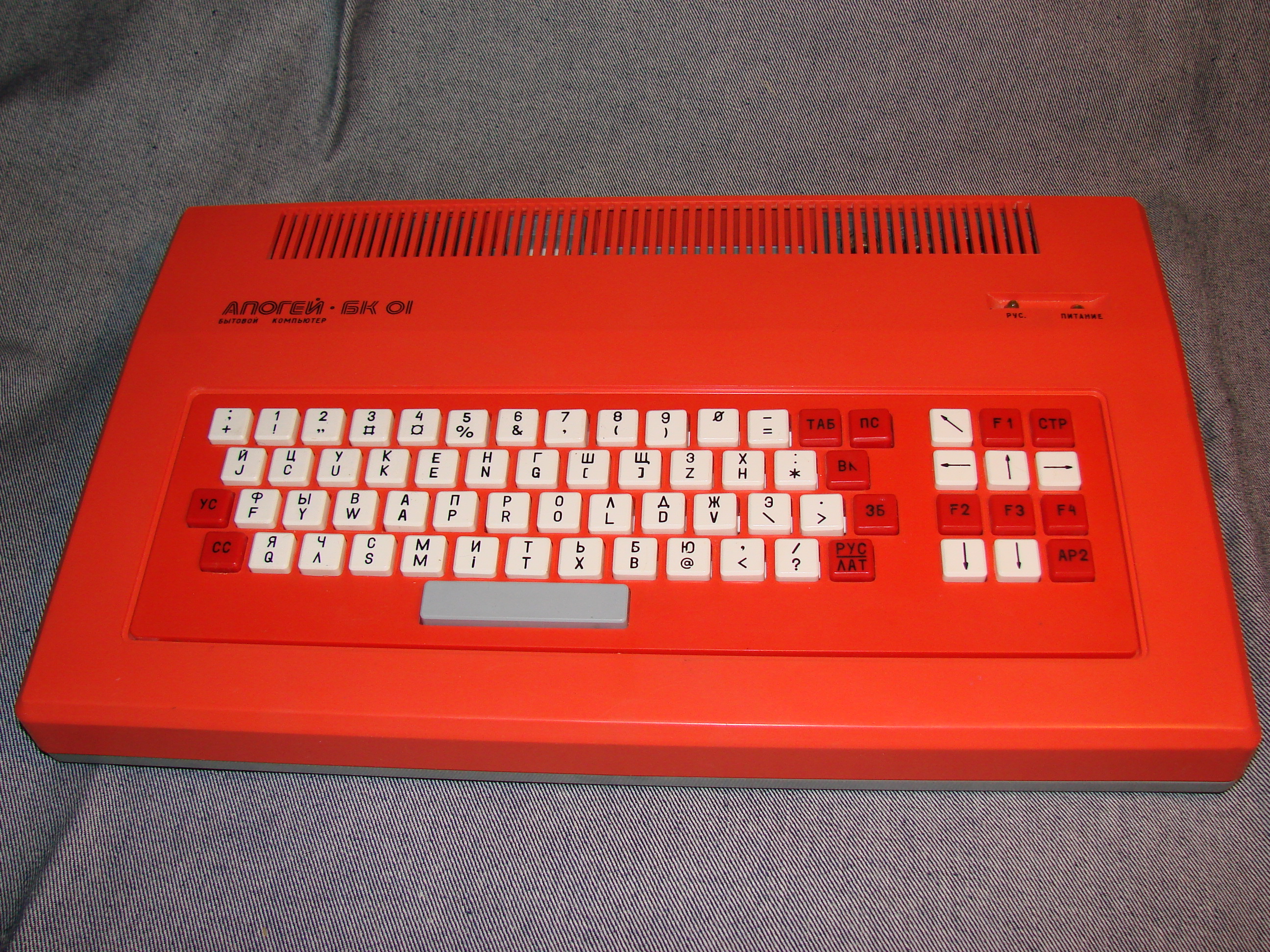「アポゲイBK-01(Apogei BK-01)」は、ラジオ86RKをベースに開発されたコンピュータで、1988年に生産が始まった。データ保存にはコンパクト・カセットあるいはフロッピーディスクを使用。技術的にあまり特徴はないが、組み立て工程を最適化したことで、価格を440ルーブルと、著しく抑えることができた。