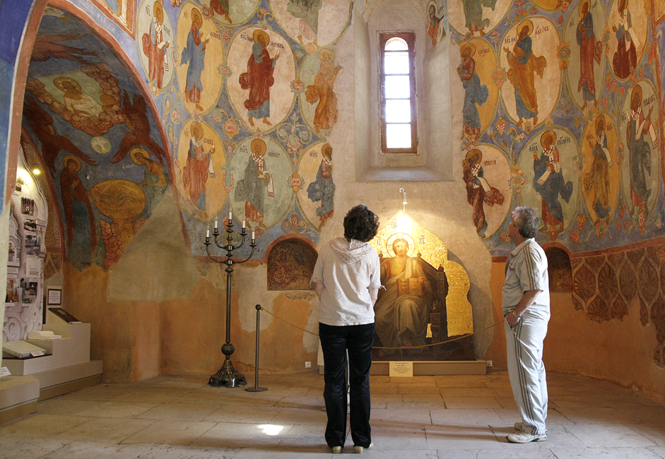 Die alten Fresken im Inneren des Alexandrowski-Kloster.\n