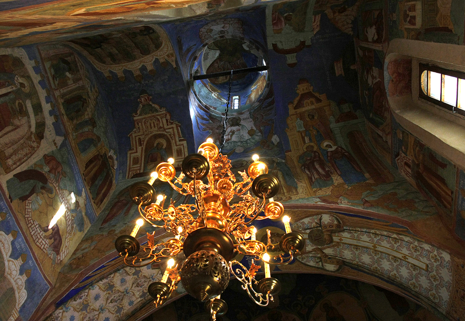 11/15. Купола Александровског манастира такође је украшена старим фрескама.