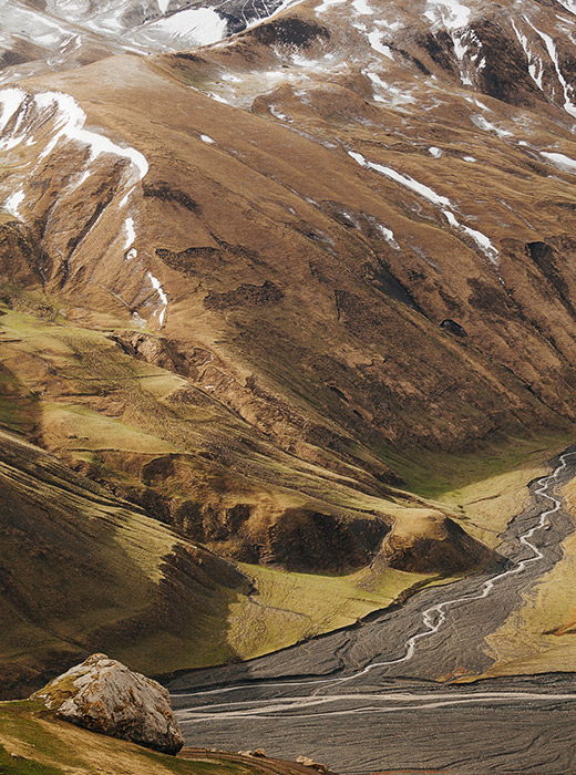 Au cours de son histoire, Akhty est devenue célèbre pour ses sources d'eau chaude soufrée bienfaisantes, qui jaillissent à haute pression des couches de schiste de la montagne. Ces sources ont été mentionnées pour la première fois dans des documents historiques datant du 6ème siècle.