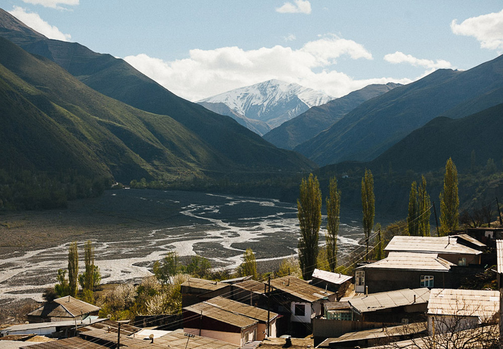 La source minérale d'Akhty est toujours active de nos jours. Elle se trouve dans une gorge située à 5 km au sud-ouest du centre-ville, sur la rive gauche de la rivière Akhtytchaï.