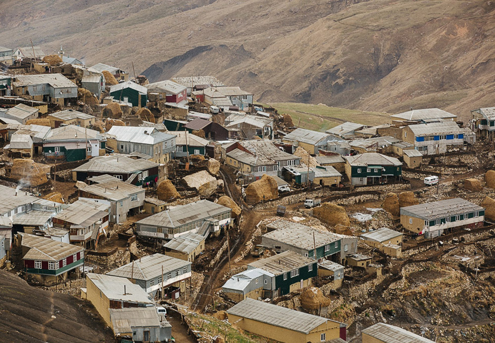 Voici le village de Kourouch. Tous les habitants vivent exclusivement de l'élevage de bétail, car il est quasiment impossible de cultiver des légumes à une telle altitude.