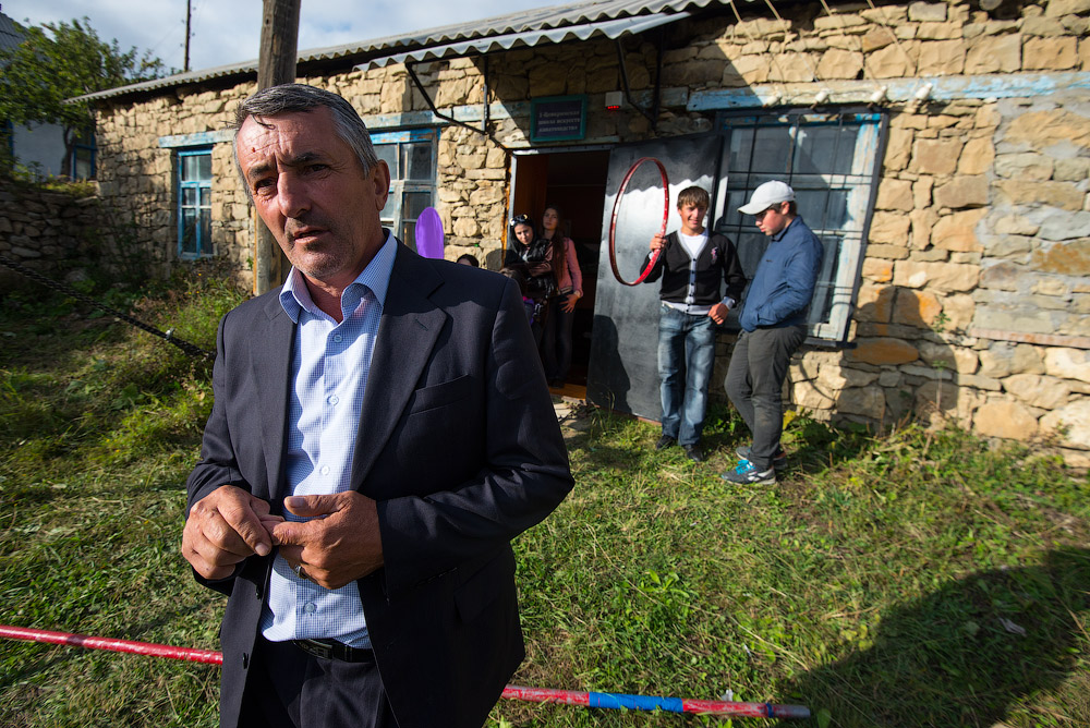 Now the mountain aul is dying out, and the art itself is struggling. Nevertheless, rope balancers still exist, and on holidays the event always draws a crowd of eager spectators.