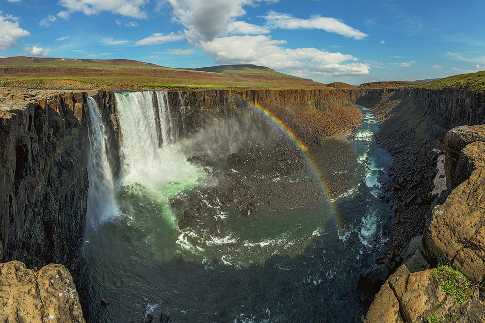 プトラナ台地の滝 ロシア・ビヨンド