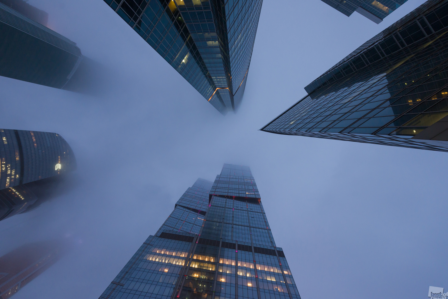 Das "Moskwa-City"-Geschäftszentrum, umhüllt vom Nebel.