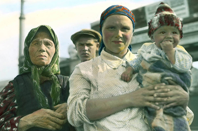 Muscovites in photos shot and colored in 1931 