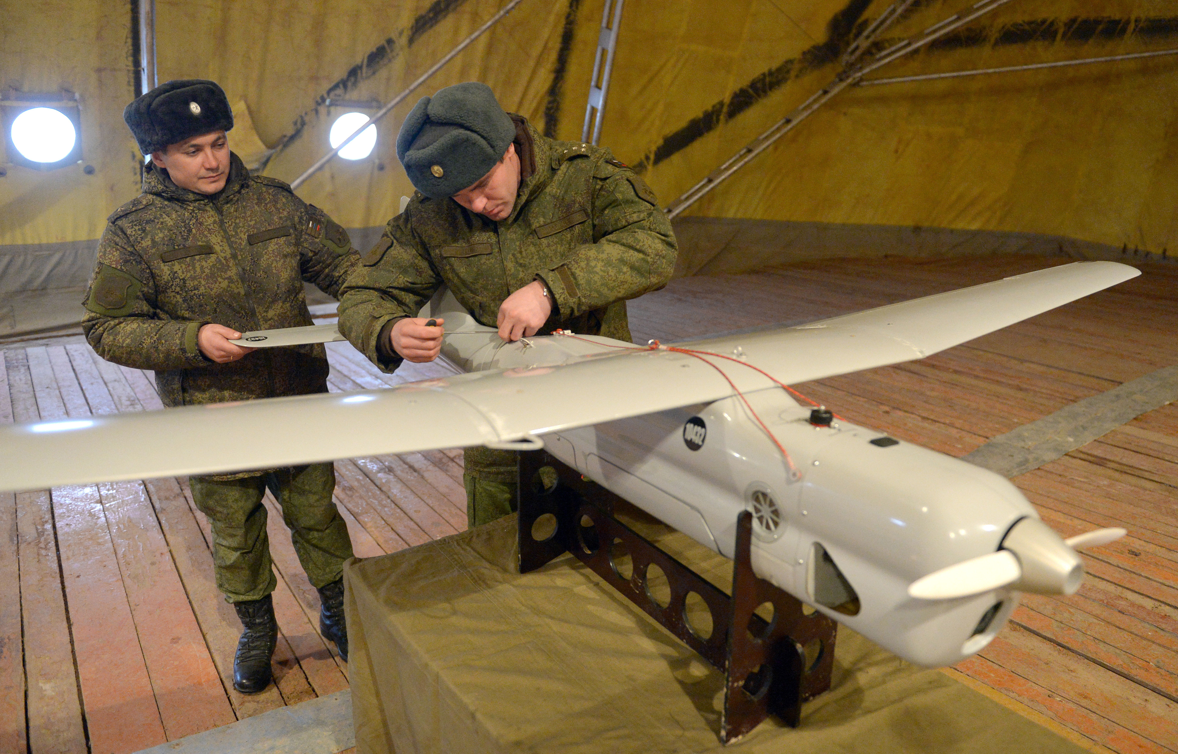 Cadets of the Defence Ministry's State Center of Unmanned Aviation during preparations for the launch of the Orlan-10 unmanned aerial vehicle at a training field in the Moscow Region. Foto: Ria Novosti/Evgeny Biyatov