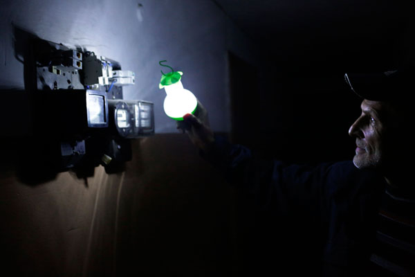 A man looks at electricity supply meters at a house in Simferopol on November 22, 2015. Crimea declared a state of emergency on Sunday after its main electricity lines from Ukraine were blown up, leaving the Russian-annexed peninsula in darkness after the second such attack in as many days. More than 1.6 million people are without power, water supplies to high-rise buildings have stopped and cable and mobile Internet is down. The electricity feed from Ukraine was cut at 00:25 am (2225 GMT), the Crimean branch of Russia's emergency situations ministry said in a statement. Foto: AFP/East News