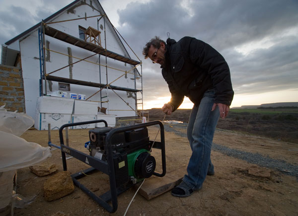 A resident of the village of Klimovka, Simferopol District starts his portable electric generator. Early on Sunday November 22, two electricity transmission lines from Ukraine were cut, causing a blackout on the entire peninsula. Foto: Ria Novosti/Sergei Malgavko 