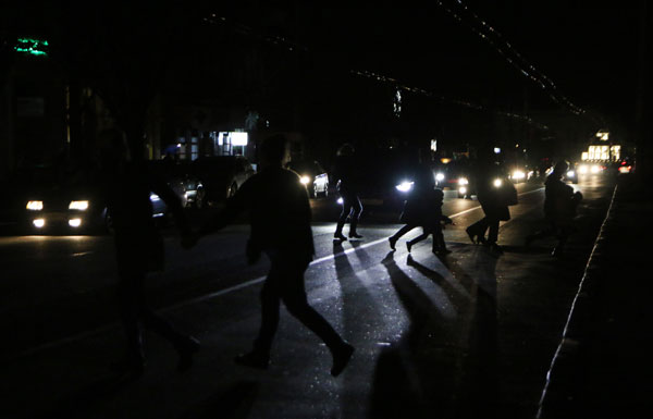 People crossing the road, Simferopol.Early on Sunday November 22, two electricity transmission lines from Ukraine were cut, causing a blackout on the entire peninsula. Foto: Ria Novosti/Artem Kreminsky