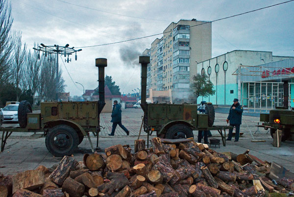 Employees of the Russian Emergencies Ministry in the town life support Emergency Situations Ministry, unfolded in the city Shelkino in northeastern Crimea. City Shelkino completely de-energized after a power outage from Ukraine. Foto: Ria Novosti/Sergei Malgavko