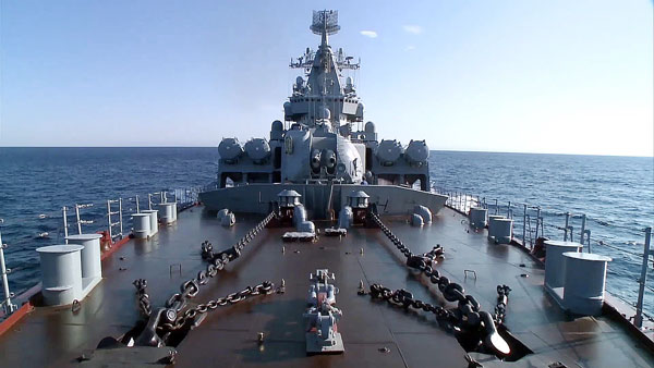 The Russian guided missile cruiser Moskva arrives to the coast of Latakia to provide air defense. Video screen grab. Foto: TASS