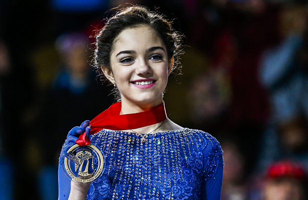 Evgenia Medvedeva of Russia poses with her gold medal in the ladies free skating program during the Ladies medal ceremony at the 2015 ISU Progressive Skate America Grand Prix at the UMW Panther Arena in Milwaukee, Wisconsin, USA, 24 October 2015. Foto:  EPA