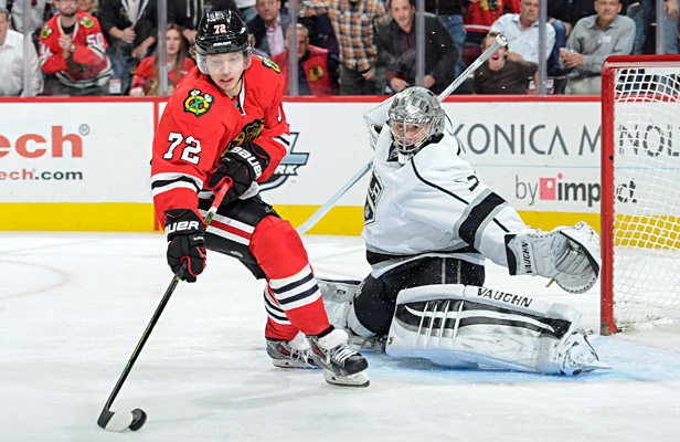  Artemi Panarin #72 of the Chicago Blackhawks takes the puck toward goalie Jonathan Quick #32 of the Los Angeles Kings in the third period of the NHL game at the United Center on November 2, 2015 in Chicago, Illinois Foto: Getty Images