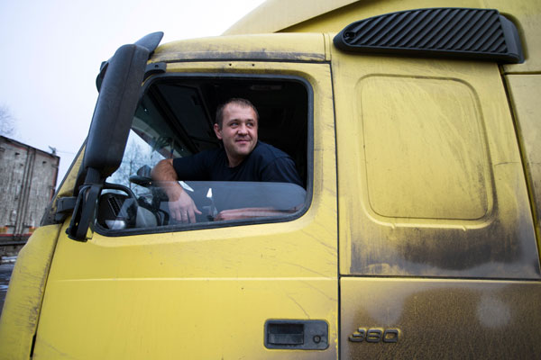 Andrei, a long haul truck driver who supports the protest movement, sits in his truck at a truck parking stop, about 35 kilometers (22 miles) south of Moscow, Russia, Thursday, Dec. 3, 2015. Russian truck drivers are gearing up for a mass demonstration in Moscow to demand that the government cancel a new road tax. Foto
