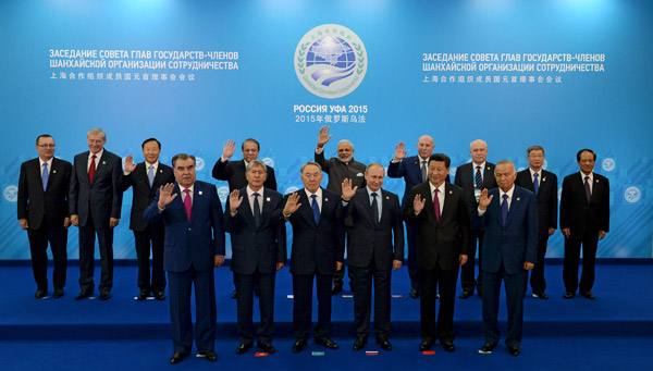 A group photograph of the SCO heads of state, the heads of observer states and governments, and international organisation delegation heads during the Shanghai Cooperation Organization (SCO) summit in Ufa, Russia, July 10, 2015. First row, (L to R) Tajikistan's President Emomali Rahmon, Kyrgyzstan's President Almazbek Atambayev, Kazakhstan's President Nursultan Nazarbayev, Russia's President Vladimir Putin, Chinese President Xi Jinping, Uzbekistan's President Islam Karimov. Second row, (L to R) UN Under-Secretary-General for Political Affairs Jeffrey Feltman, Secretary-General of the Collective Security Treaty Organisation (CSTO) Nikolai Bordyuzha, Director of the Executive Committee of the SCO Regional Anti-Terrorist Structure Zhang Xinfeng, Pakistan's Prime Minister Nawaz Sharif, Indian Prime Minister Narendra Modi, SCO Secretary-General Dmitry Mezentsev, Executive Secretary – Chairman of the Executive Committee of the Commonwealth of Independent States (CIS) Sergei Lebedev, Executive Director of the Conference on Interaction and Confidence Building Measures in Asia (CICA) Gong Jianwei, Secretary-General of the Association of Southeast Asian Nations (ASEAN) Le Luong Minh. Foto: Reuters