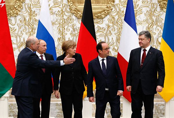 Belarus' President Alexander Lukashenko (L), Russia's President Vladimir Putin (2nd L), Ukraine's President Petro Poroshenko (R), Germany's Chancellor Angela Merkel (C) and France's President Francois Hollande pose for a family photo during peace talks in Minsk, February 11, 2015. The leaders of France, Germany, Russia and Ukraine began peace talks in Belarus on Wednesday, while in Ukraine pro-Moscow separatists tightened the pressure on Kiev by launching some of the war's worst fighting. Foto: Reuters