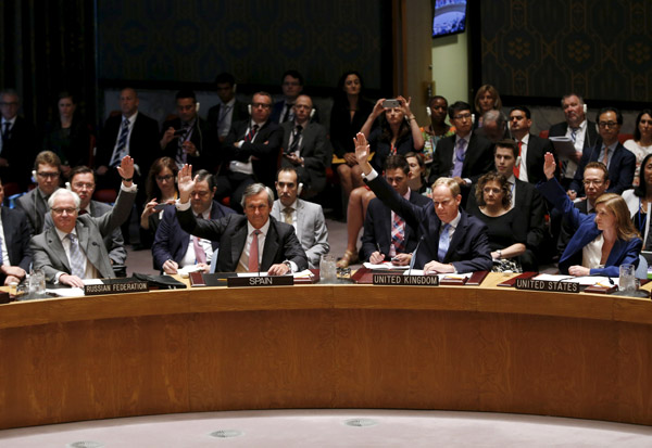 U.K. Ambassador to the U.N. Matthew Rycroft (front row, 2nd R) and other ambassadors from Russia, Spain, and the U.S. vote on a U.N. Security Council resolution at the U.N. headquarters in New York July 20, 2015. The United Nations Security Council on Monday endorsed a deal to curb Iran's nuclear program in return for sanctions relief, but it will be able to re-impose U.N. penalties during the next decade if Tehran breaches the historic agreement. L-R (front row): Vitaly Churkin of Russia, Roman Oyarzun of Spain, Rycroft and Samantha Power of the U.S.. Foto: Reuters