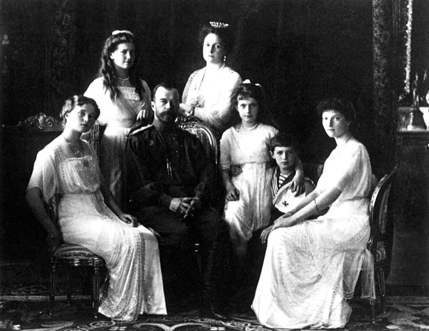 Tsar Nicholas II (1868-1918), the last emperor of Russia, in 1914, with his wife Alexandra and his children Olga, Tatiana, Maria, Anastasia, and Alexei. The Romanovs became victims of the 1917 Russian revolution. Inbreeding was common among royal families. Foto: Getty Images