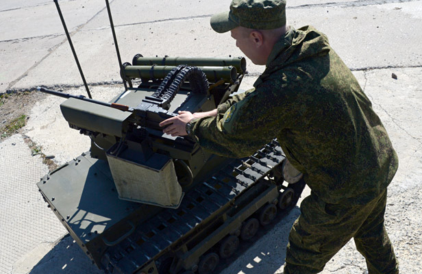 A serviceman of the task force units of the Eastern Military District operates the Platform-M robotic complex during an operation to prevent hypothetical terrorists from getting to a Defense Ministry facility. Foto: Vitaliy Ankov/RIA Novosti