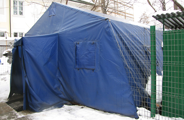 Синиот шатор каде бездомниците можат да се згреат и да каснат, може да прими најмногу 55 лица. Фото: Олег Егоров.
