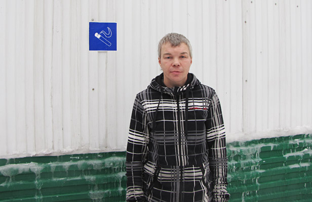 Саша, поранешен алкохоличар и бездомник сега работи во „Хангарот на спасот“. Фото: Олег Егоров.