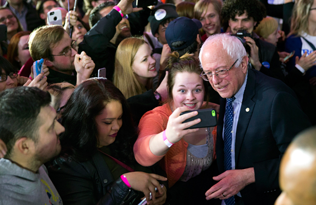 Democratic presidential candidate Sen. Bernie Sanders, I-Vt., poses for photos during a caucus night rally on Monday, Feb. 1, 2016, in Des Moines, Iowa. Foto: AP