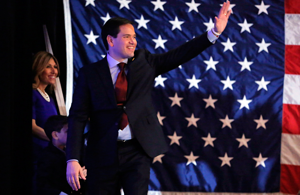 Republican U.S. presidential candidate Senator Marco Rubio waves to supporters as he takes the stage before speaking at the Rubio caucus watch party at the Downtown Marriott Hotel in Des Moines, Iowa February 1, 2016. Foto: Reuters