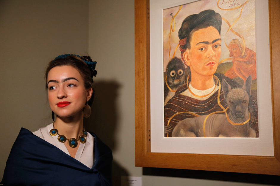 Mujer vestida como Frida Kahlo en exposición de la pintora mexicana celebrada en San Pertersburgo, 2016. Fuente: AP