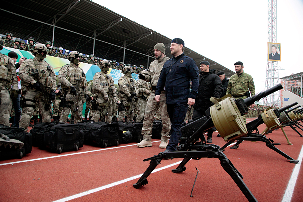 Pemimpin Chechnya Ramzan Kadyrov memeriksa pasukan khusus Chechnya di Grozny, 28 Desember 2014. Sumber: AP