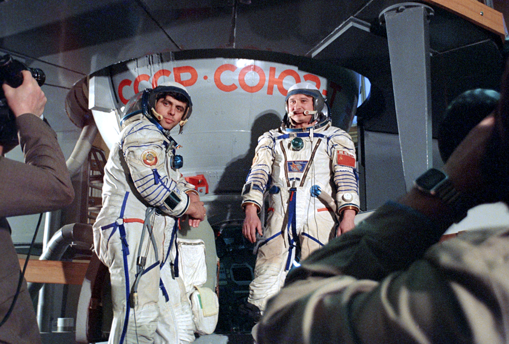 Tripulación de la Soyuz T-15: Leonid Kizim ( a la derecha) y Vladímir Soloviov entrenando para la primera misión de larga duración la estación Mir en el Centro de Entrenamiento de Cosmonautas Gagarin. Foto: Alexander Mokletsov/RIA Novosti